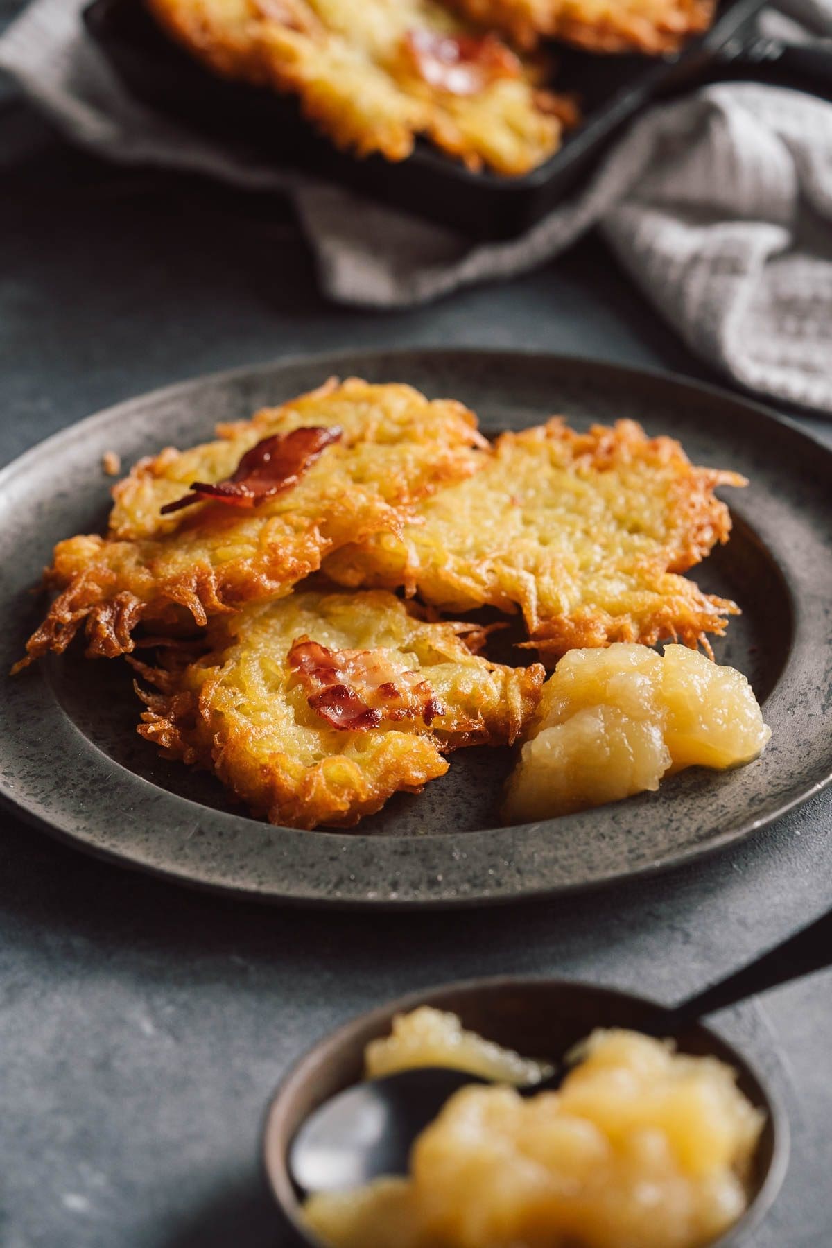 Reibekuchen wie bei Oma Lore – knusprig, einfach und echt kölsch 10 Reibekuchen2024 8 | Reibekuchen Rezept wie bei Oma Lore: goldbraun, duftend und einfach gemacht. Mit Tipps für extra knusprige Kartoffelpuffer, passenden Beilagen und der besten Portion Nostalgie aus der kölschen Küche.