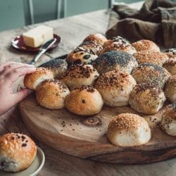 Rezept für viele kleine Partybrötchen! Durch den bunten Mix an Belägen ist für jeden etwas dabei. Perfekt für Silvester Geburtstage und andere Festivitäten! Der 80er Klassiker mit ganz wenig Hefe #partybrötchen #partyrezepte #silvester #rezepte #backen