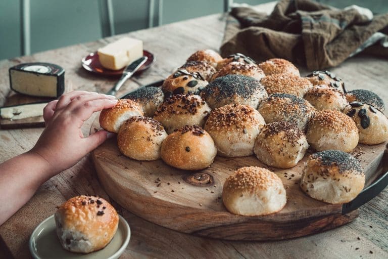 Rezept für viele kleine Partybrötchen! Durch den bunten Mix an Belägen ist für jeden etwas dabei. Perfekt für Silvester Geburtstage und andere Festivitäten! Der 80er Klassiker mit ganz wenig Hefe #partybrötchen #partyrezepte #silvester #rezepte #backen