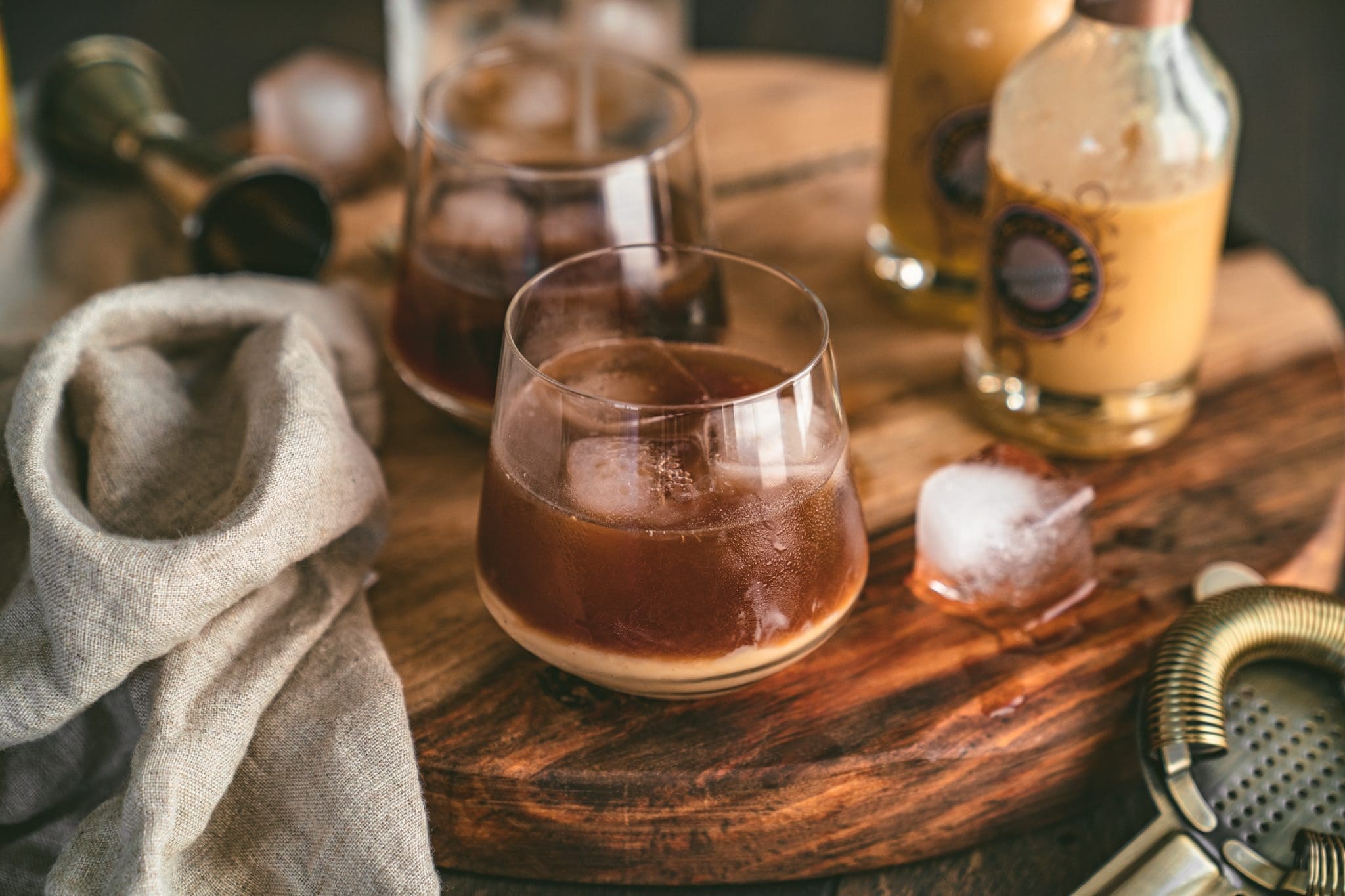 Eggnog Russian 14 | Wir haben uns in den letzten Tagen viele Gedanken darüber gemacht, was für einen Cocktail wir unseren Liebsten an einem der Feiertage anbieten könnten. Wir finden, dass gerade ein Cocktail genau das Richtige ist, wenn man nach einem leckeren Feiertag abends zusammen sitzt. Ein Cocktail, bei dem winterliche Aromen leicht durchkommen und bei dem man den Tag Revue passieren lassen kann. Unsere Wahl ist auf einen Eggnog Russian gefallen.