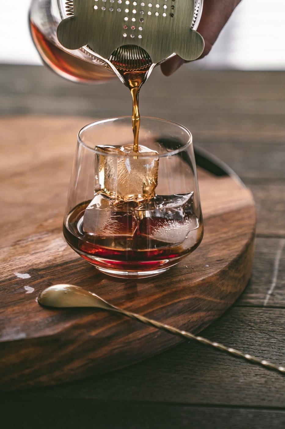 Eggnog Russian 3 | Wir haben uns in den letzten Tagen viele Gedanken darüber gemacht, was für einen Cocktail wir unseren Liebsten an einem der Feiertage anbieten könnten. Wir finden, dass gerade ein Cocktail genau das Richtige ist, wenn man nach einem leckeren Feiertag abends zusammen sitzt. Ein Cocktail, bei dem winterliche Aromen leicht durchkommen und bei dem man den Tag Revue passieren lassen kann. Unsere Wahl ist auf einen Eggnog Russian gefallen.