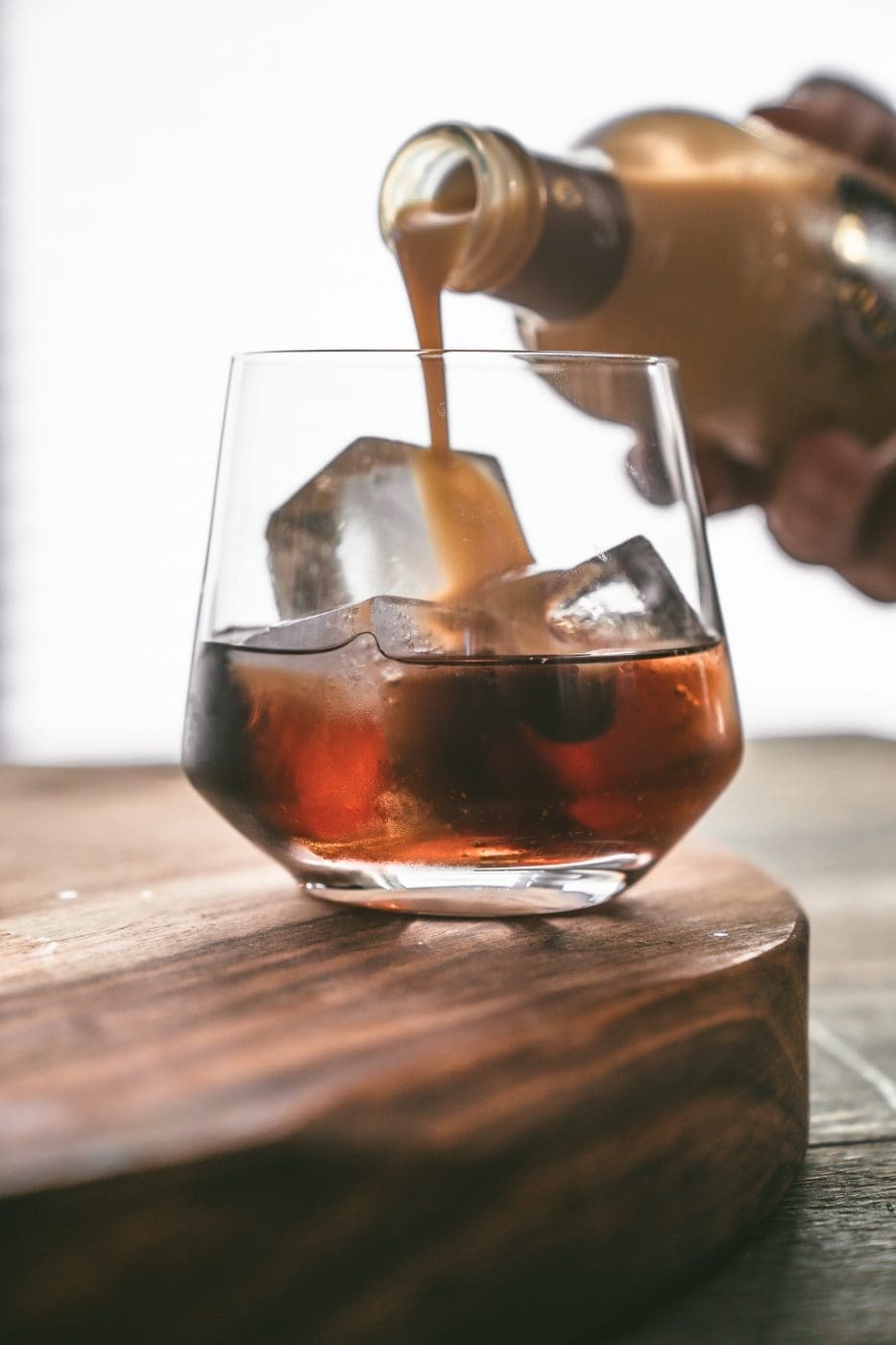 Eggnog Russian 8 | Wir haben uns in den letzten Tagen viele Gedanken darüber gemacht, was für einen Cocktail wir unseren Liebsten an einem der Feiertage anbieten könnten. Wir finden, dass gerade ein Cocktail genau das Richtige ist, wenn man nach einem leckeren Feiertag abends zusammen sitzt. Ein Cocktail, bei dem winterliche Aromen leicht durchkommen und bei dem man den Tag Revue passieren lassen kann. Unsere Wahl ist auf einen Eggnog Russian gefallen.