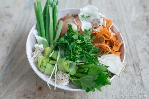 Fond 8 Rezept für Fond. Kann als Saucenansatz oder auch in vielen Gerichten als Flüssigkeitszusatz verwendet werden. Hergestellt aus den "Abfällen" beim Kochen. #resteverwertung #küchenabfälle #basisrezept #saucenbasis #rezepte