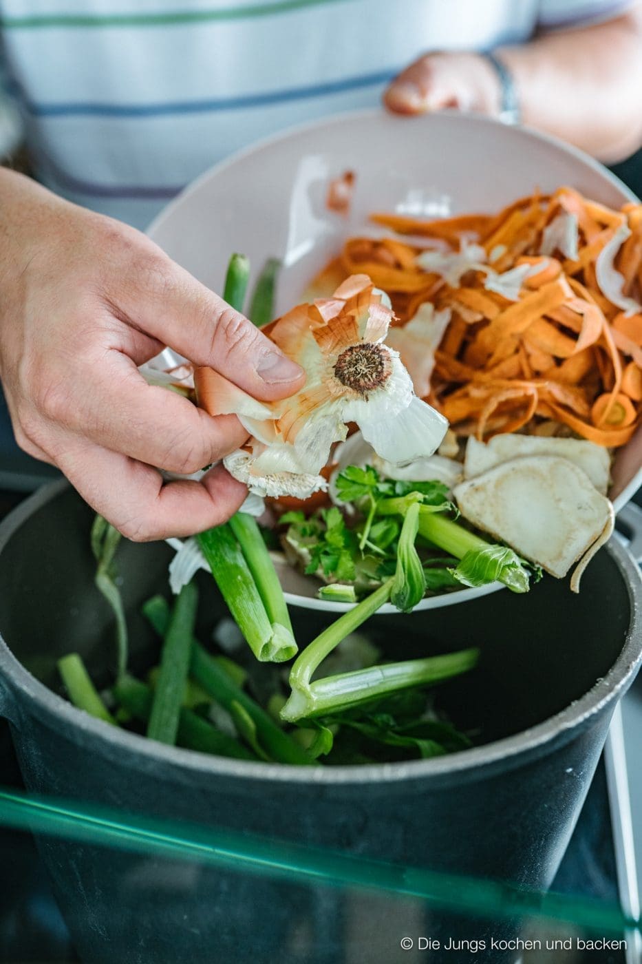 Rezept für Fond. Kann als Saucenansatz oder auch in vielen Gerichten als Flüssigkeitszusatz verwendet werden. Hergestellt aus den "Abfällen" beim Kochen. #resteverwertung #küchenabfälle #basisrezept #saucenbasis #rezepte