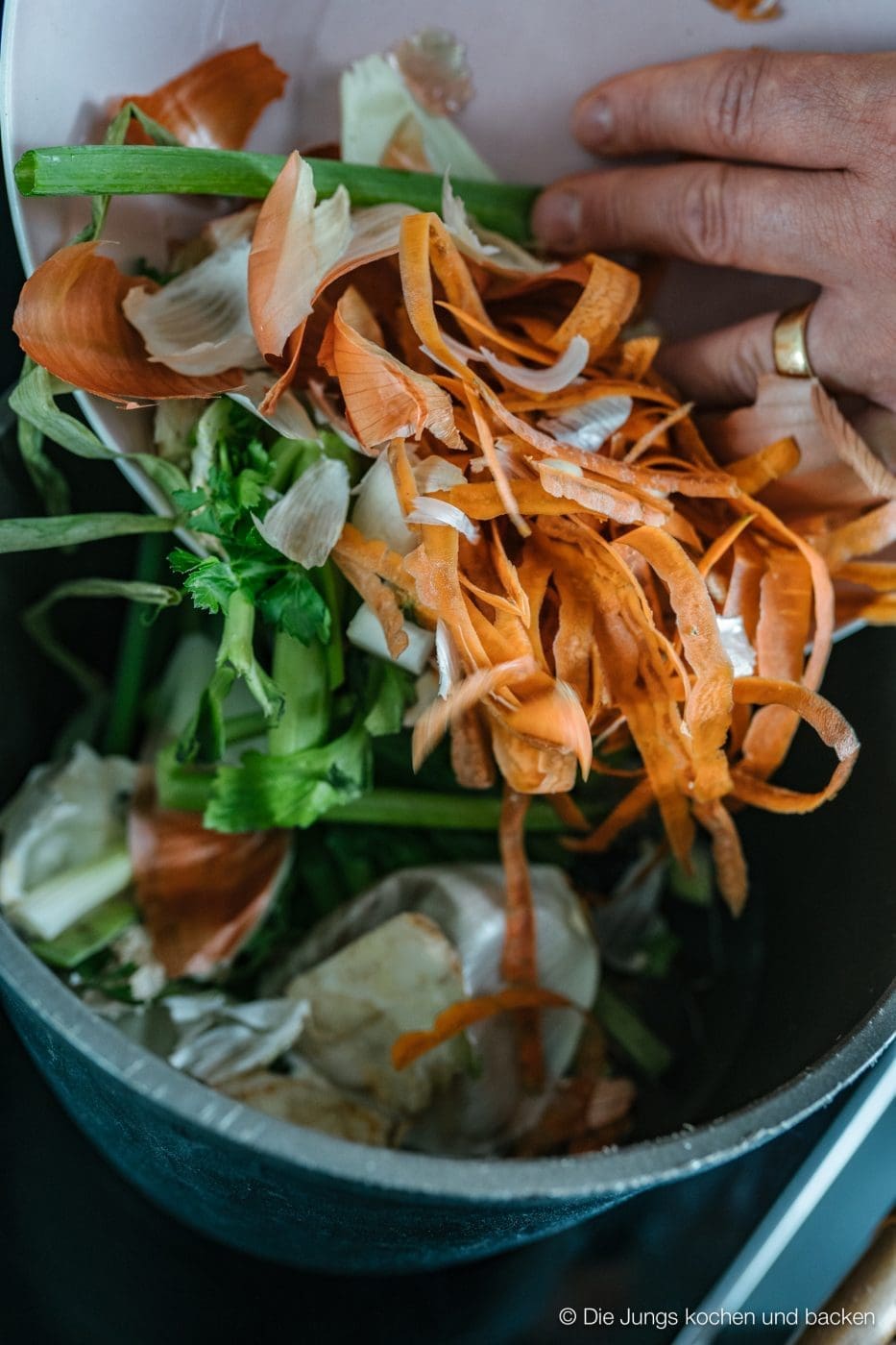 Rezept für Fond. Kann als Saucenansatz oder auch in vielen Gerichten als Flüssigkeitszusatz verwendet werden. Hergestellt aus den "Abfällen" beim Kochen. #resteverwertung #küchenabfälle #basisrezept #saucenbasis #rezepte