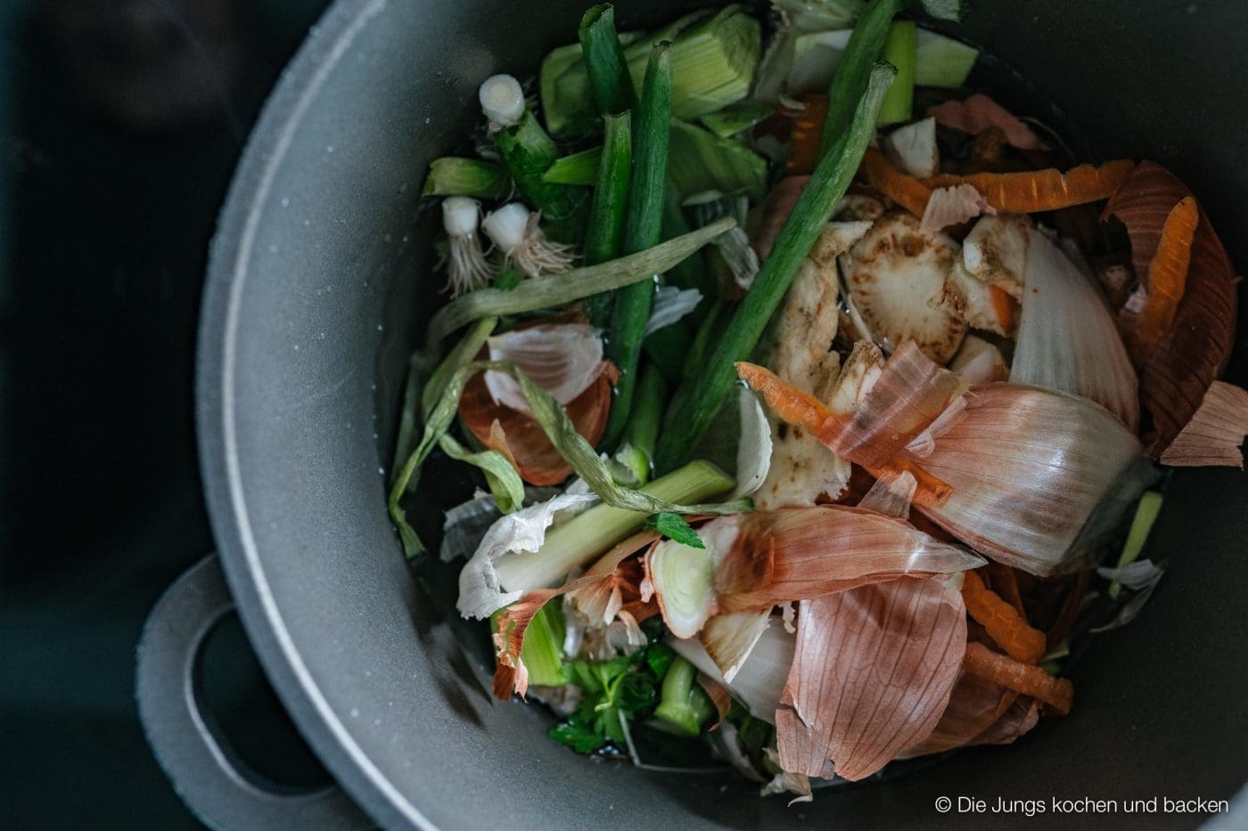 Rezept für Fond. Kann als Saucenansatz oder auch in vielen Gerichten als Flüssigkeitszusatz verwendet werden. Hergestellt aus den "Abfällen" beim Kochen. #resteverwertung #küchenabfälle #basisrezept #saucenbasis #rezepte