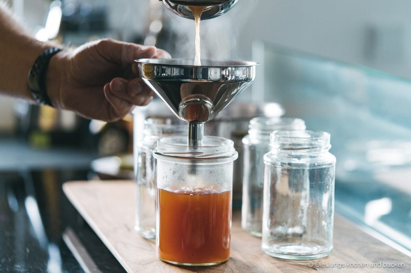 Rezept für Fond. Kann als Saucenansatz oder auch in vielen Gerichten als Flüssigkeitszusatz verwendet werden. Hergestellt aus den "Abfällen" beim Kochen. #resteverwertung #küchenabfälle #basisrezept #saucenbasis #rezepte