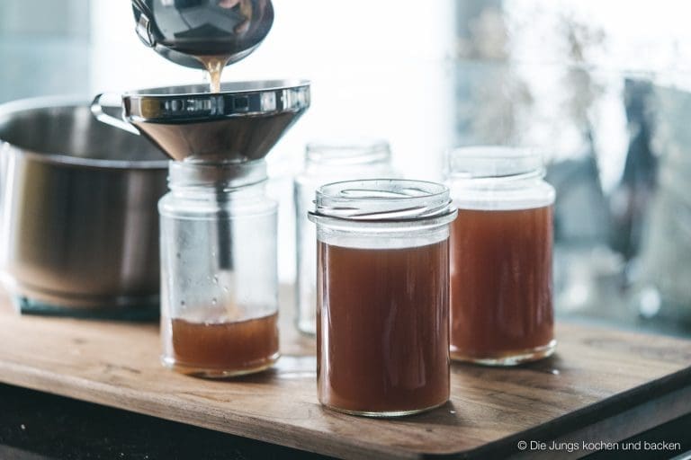Grundrezepte – die Basics für deine Küche 5 Rezept für Fond. Kann als Saucenansatz oder auch in vielen Gerichten als Flüssigkeitszusatz verwendet werden. Hergestellt aus den "Abfällen" beim Kochen. #resteverwertung #küchenabfälle #basisrezept #saucenbasis #rezepte