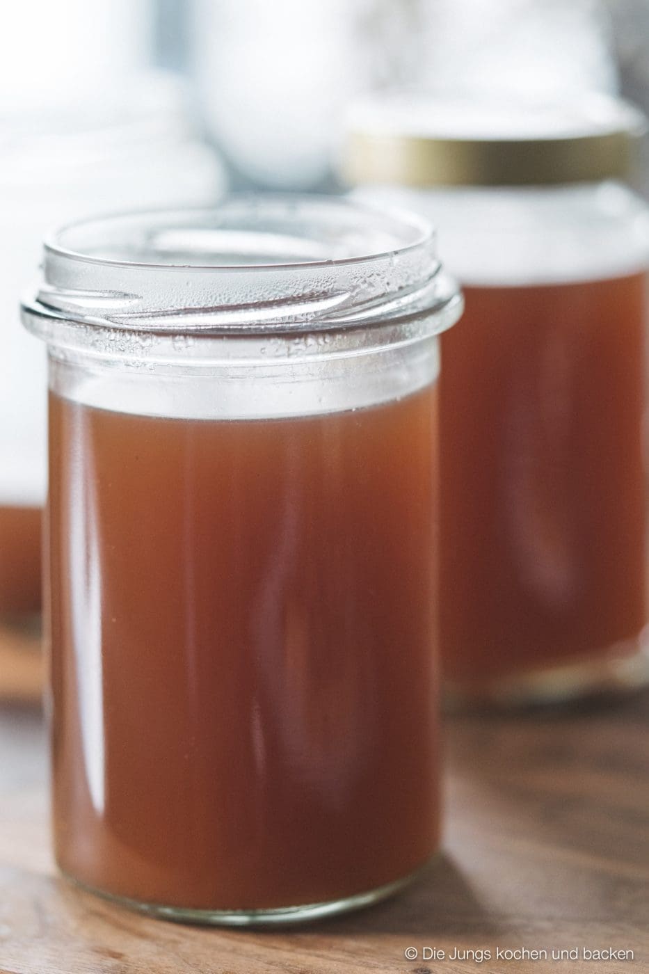 Rezept für Fond. Kann als Saucenansatz oder auch in vielen Gerichten als Flüssigkeitszusatz verwendet werden. Hergestellt aus den "Abfällen" beim Kochen. #resteverwertung #küchenabfälle #basisrezept #saucenbasis #rezepte 