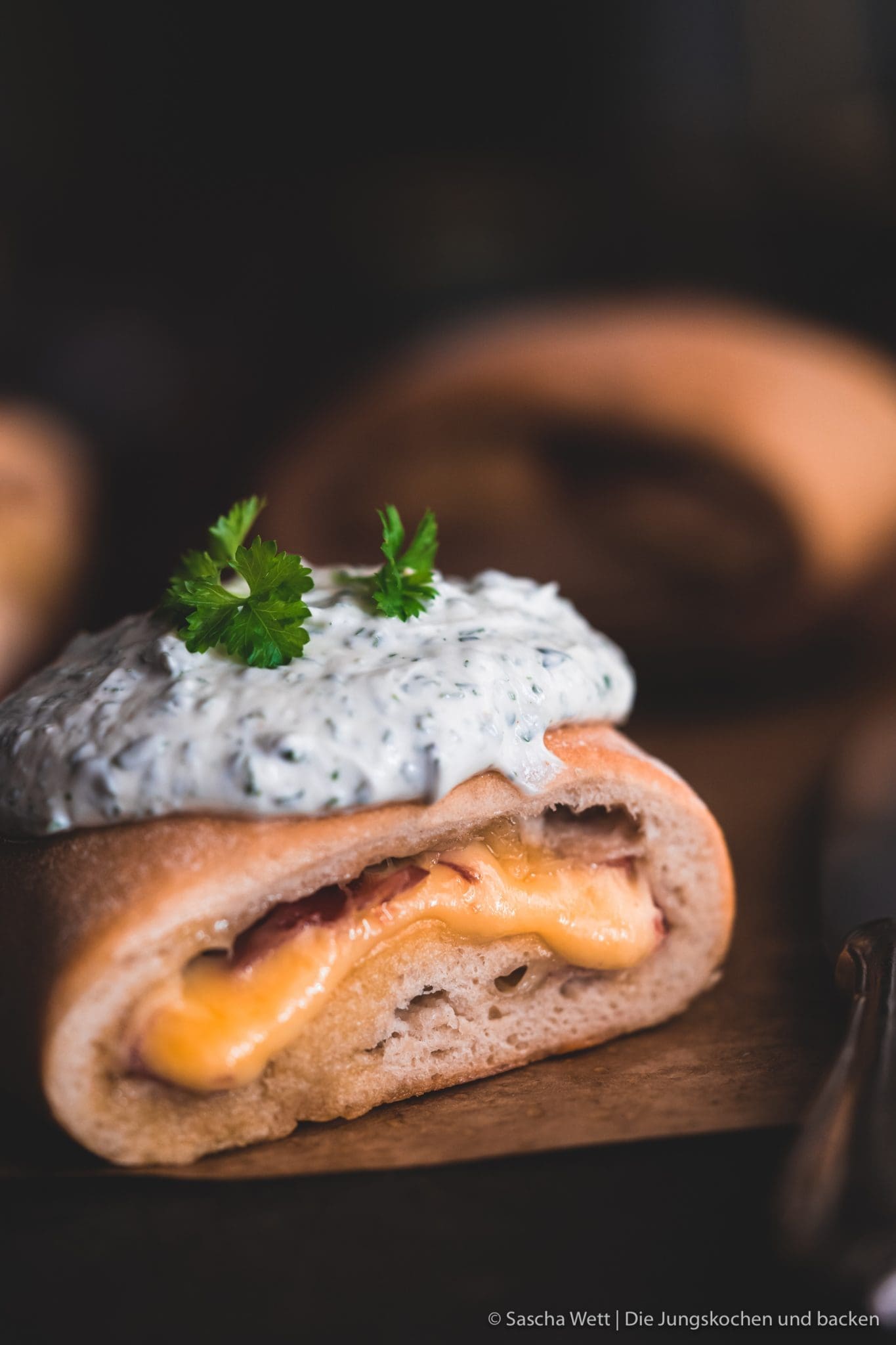 Handbrot 2 | Wenn wir an die Weihnachtszeit denken, kommen uns sofort unsere Weihnachtsmärkte in den Sinn: Der Duft von Glühwein und gebrannten Mandeln, das Leuchten der Lichterketten überall – und natürlich der unwiderstehliche Geruch von frisch gebackenem Handbrot!