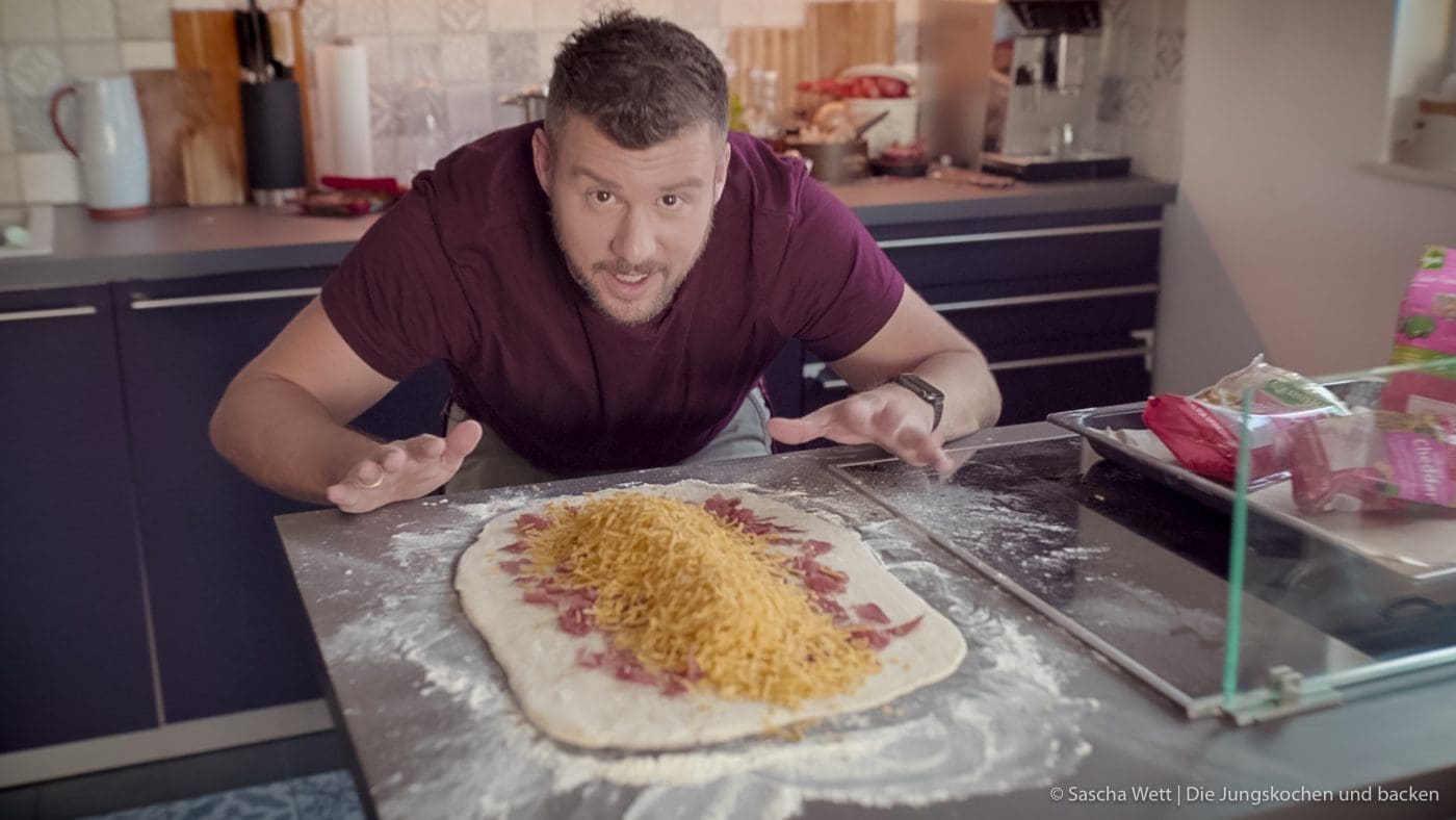 Handbrot 3 | Wenn wir an die Weihnachtszeit denken, kommen uns sofort unsere Weihnachtsmärkte in den Sinn: Der Duft von Glühwein und gebrannten Mandeln, das Leuchten der Lichterketten überall – und natürlich der unwiderstehliche Geruch von frisch gebackenem Handbrot!