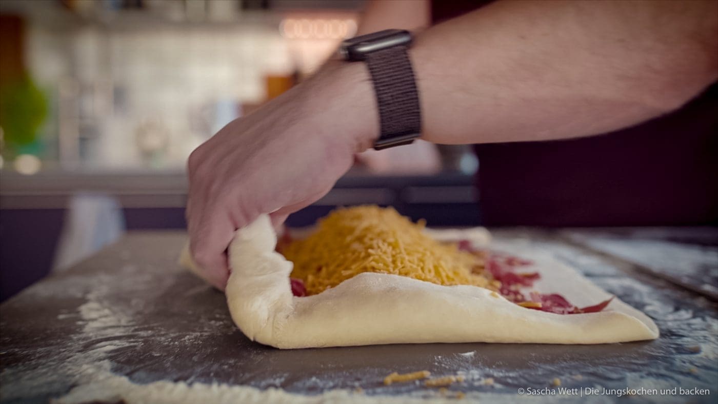 Handbrot 4 | Wenn wir an die Weihnachtszeit denken, kommen uns sofort unsere Weihnachtsmärkte in den Sinn: Der Duft von Glühwein und gebrannten Mandeln, das Leuchten der Lichterketten überall – und natürlich der unwiderstehliche Geruch von frisch gebackenem Handbrot!