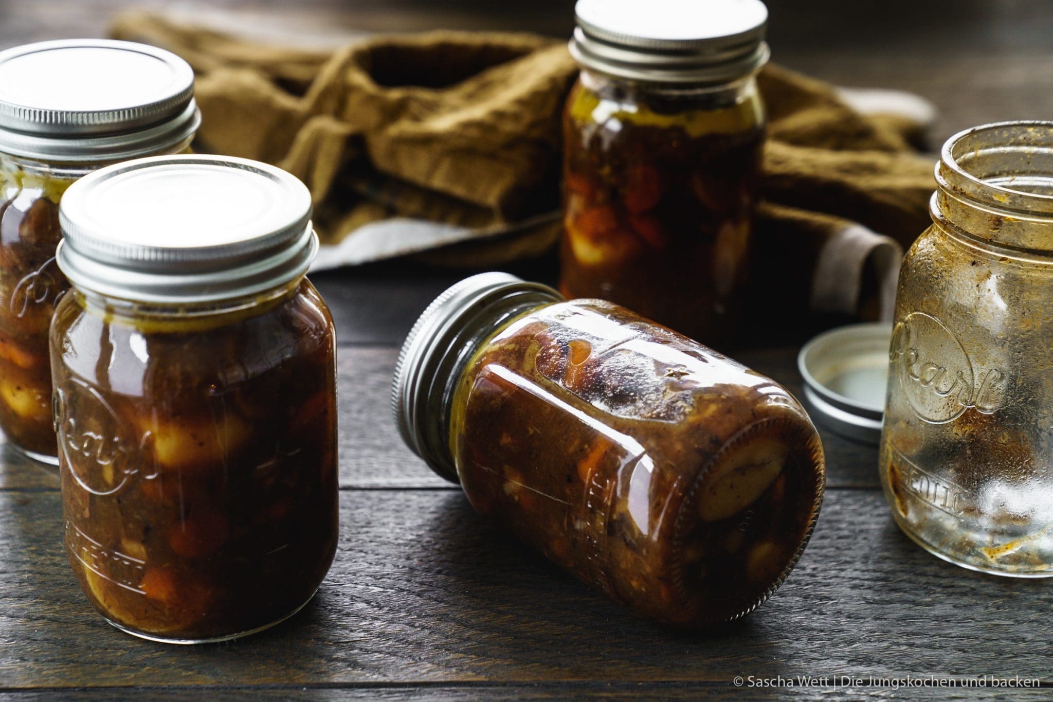 Restegulasch 7 | Ein glückliches und gesundes Jahr 2020 wünschen wir euch allen. Vielen lieben Dank, dass ihr uns so treu begleitet und unsere Rezepte so fleissig nach kocht und backt. Genauso hoffen wir, dass wir euch mit unserem heutigen Rezept direkt wieder eine schöne Idee mit auf den Weg geben können, denn heute geht es bei uns um die Resteverwertung. Und dabei ist ein quasi "Reste" Gulasch heraus gekommen.