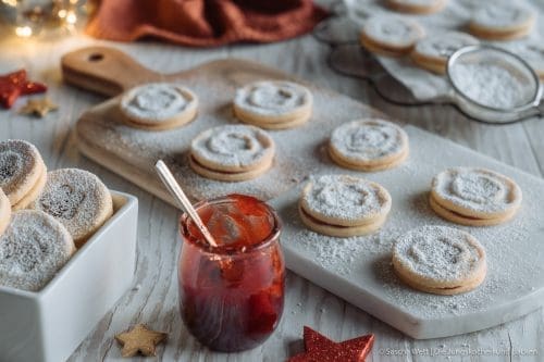 Spitzbuben 2019 3 | Weihnachtsplätzchen Rezepte gehören für uns jedes Jahr fest in die Adventszeit. Ob Vanillekipferl, Zimtsterne oder moderne Varianten. Ohne eine gut gefüllte Weihnachtsbäckerei wäre Weihnachten einfach nicht komplett, oder?! Wenn ihr Weihnachtsplätzchen Rezepte sucht, die schnell gelingen und gleichzeitig nach Kindheit schmecken, dann seid ihr hier richtig. Wir haben euch eine Sammlung zusammengestellt, die sowohl klassische als auch moderne Ideen für eure Weihnachtsbäckerei bereithält.