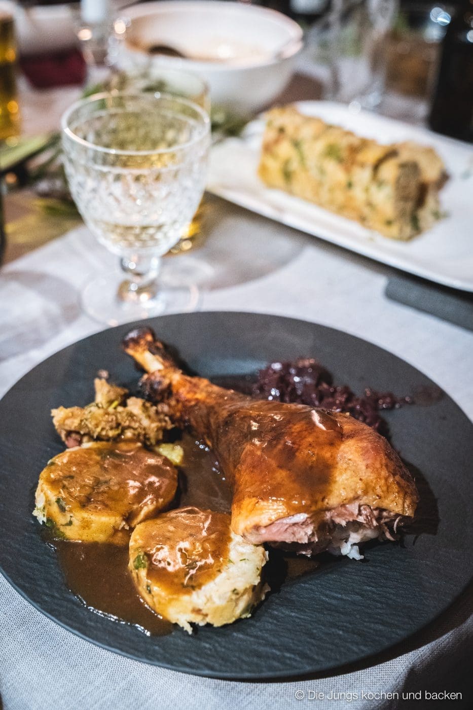 Jahresrückblick 2019 43 Weihnachtsdinner 3 | Zum mittlerweile dritten Mal in Folge lassen wir an Silvester für euch unser Jahr Revue passieren! Dabei merken wir immer wieder, wie viel man eigentlich schon wieder vergessen hat. Aber auch, wie unglaublich viel in einem Jahr passieren kann. In diesem Jahr hat Feed Me Up Before You Go-Go eingeladen und dem Ruf folgen wir mehr als gerne - also kommt hier der große Jahresrückblick, unsere #FOODBLOGBILANZ2019