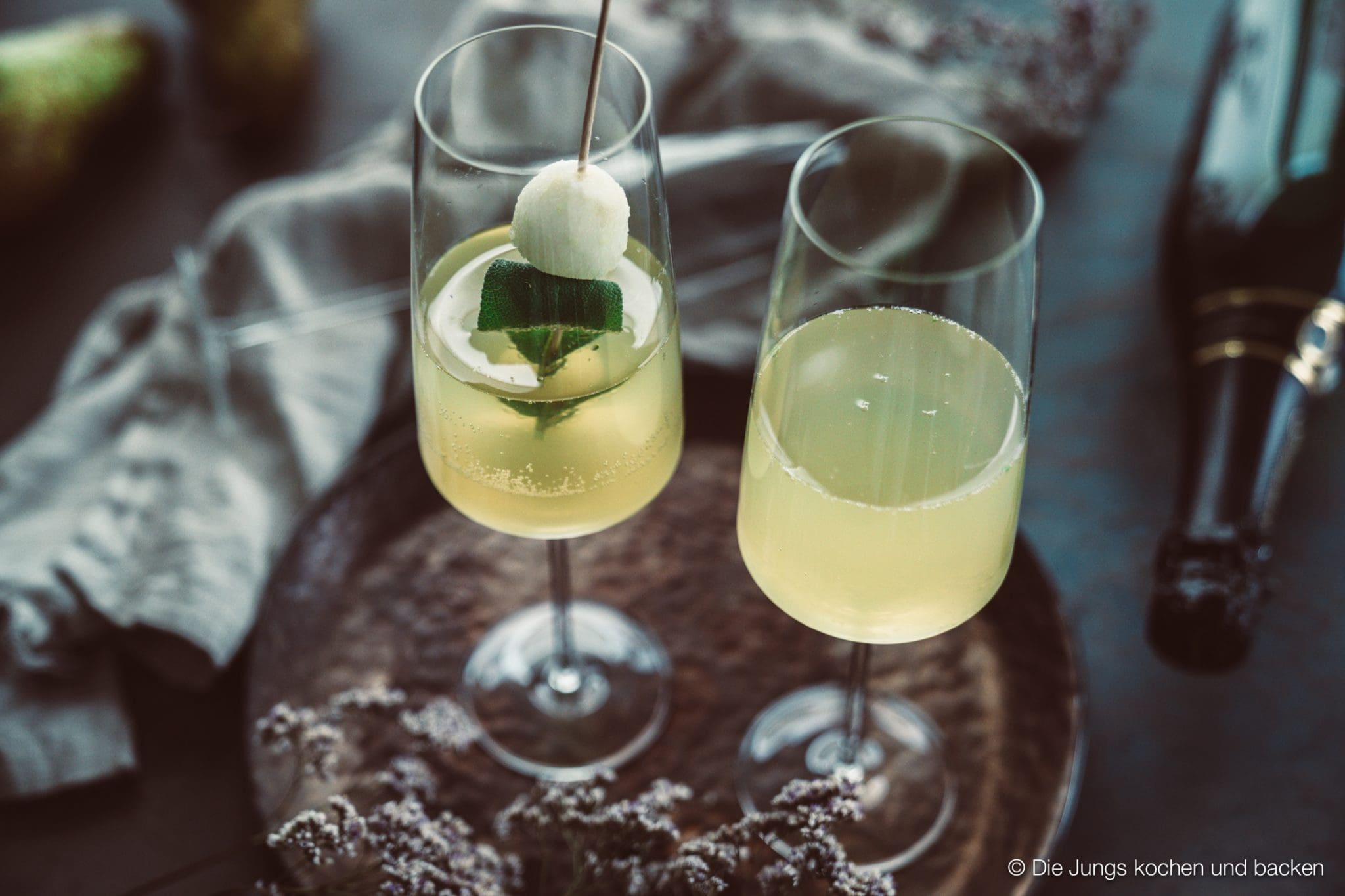 Williams Royale sektcocktail zwiesel 6 scaled | Heute melden wir uns noch ein Mal mit einem letzten Rezeptpost für das Jahr 2019. Und was bietet sich da Schöneres an, als ein toller Drink, den man zwar nicht nur, aber auch zu Silvester servieren kann. Und unser Jahresabschluss Cocktail heißt Williams Royal.
