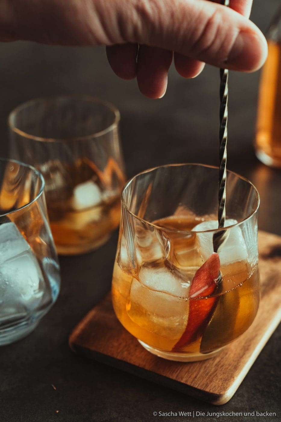 Winter Fashioned - Foodblogger Adventskalender 3 Winter Fashioned | Unsere winterliche Interpretation des Old Fashioned! Rauchiger Whisky, feiner Calvados und ein selbstgemachter Zimtsirup machen den Coktail zum absoluten Wintertraum - müsst ihr ausprobieren. #cocktail #advent #drink #rezepte