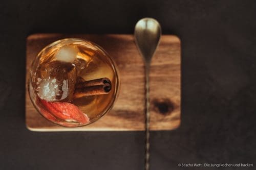 Winter Fashioned - Foodblogger Adventskalender 9 Winter Fashioned | Unsere winterliche Interpretation des Old Fashioned! Rauchiger Whisky, feiner Calvados und ein selbstgemachter Zimtsirup machen den Coktail zum absoluten Wintertraum - müsst ihr ausprobieren. #cocktail #advent #drink #rezepte