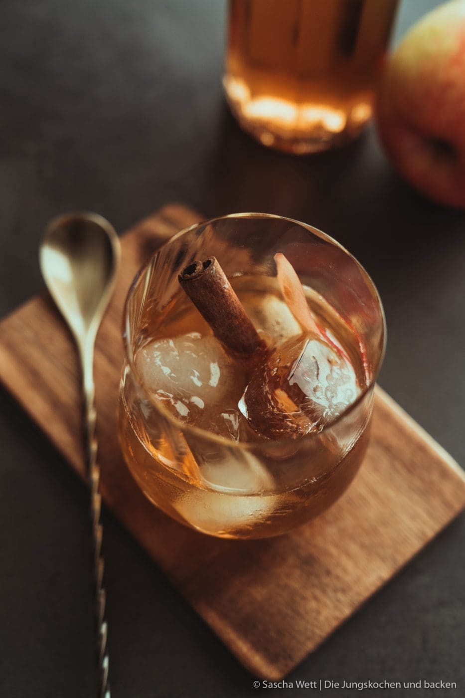 Winter Fashioned - Foodblogger Adventskalender 5 Winter Fashioned | Unsere winterliche Interpretation des Old Fashioned! Rauchiger Whisky, feiner Calvados und ein selbstgemachter Zimtsirup machen den Coktail zum absoluten Wintertraum - müsst ihr ausprobieren. #cocktail #advent #drink #rezepte