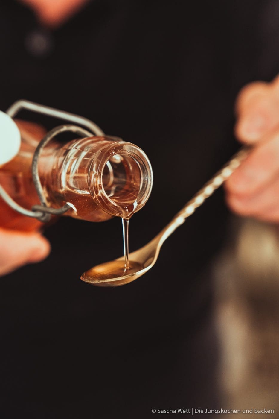 Winter Fashioned - Foodblogger Adventskalender 2 Winter Fashioned | Unsere winterliche Interpretation des Old Fashioned! Rauchiger Whisky, feiner Calvados und ein selbstgemachter Zimtsirup machen den Coktail zum absoluten Wintertraum - müsst ihr ausprobieren. #cocktail #advent #drink #rezepte