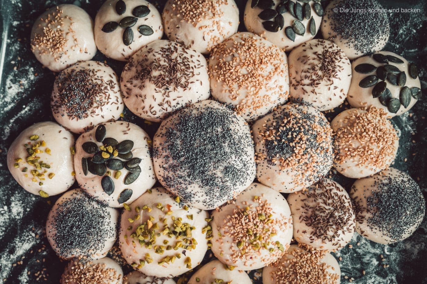 Rezept für viele kleine Partybrötchen! Durch den bunten Mix an Belägen ist für jeden etwas dabei. Perfekt für Silvester Geburtstage und andere Festivitäten! Der 80er Klassiker mit ganz wenig Hefe #partybrötchen #partyrezepte #silvester #rezepte #backen