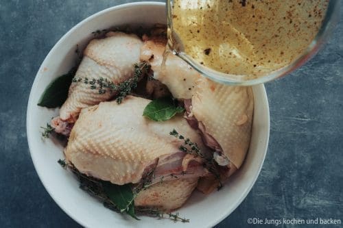 Coq au Riesling 9 Rezept für Coq au Riesling. Mit unserem Lieblingswein zubereitet. Die fruchtige Säure passt perfekt zum Schmorgericht aus Gemüse und Huhn.