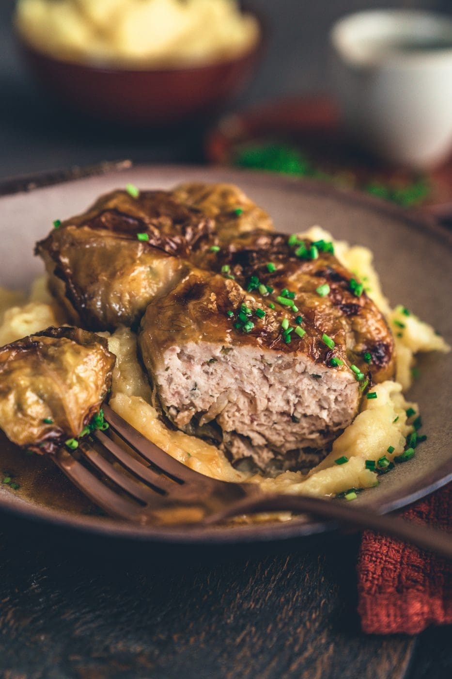 Rezept für eine wahnsinns Wirsingroualde vom Huhn . Eine leckere Kohroulade aus Wirsing und gefüllt mit Geflügelhackfleisch - perfekt bei fettärmerer Ernährung! #lowfat #hähnchen #soulfood #deftig #rezepte