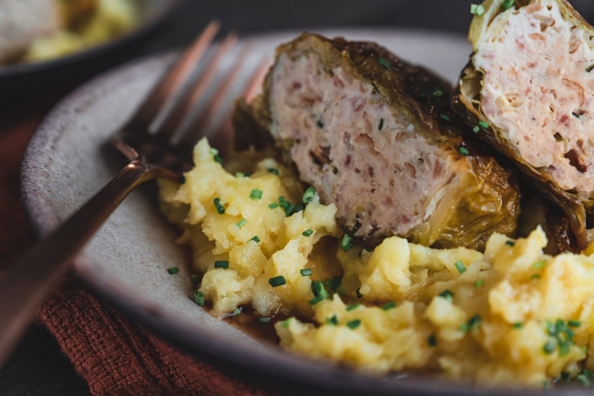Rezept für eine wahnsinns Wirsingroualde vom Huhn . Eine leckere Kohroulade aus Wirsing und gefüllt mit Geflügelhackfleisch - perfekt bei fettärmerer Ernährung! #lowfat #hähnchen #soulfood #deftig #rezepte