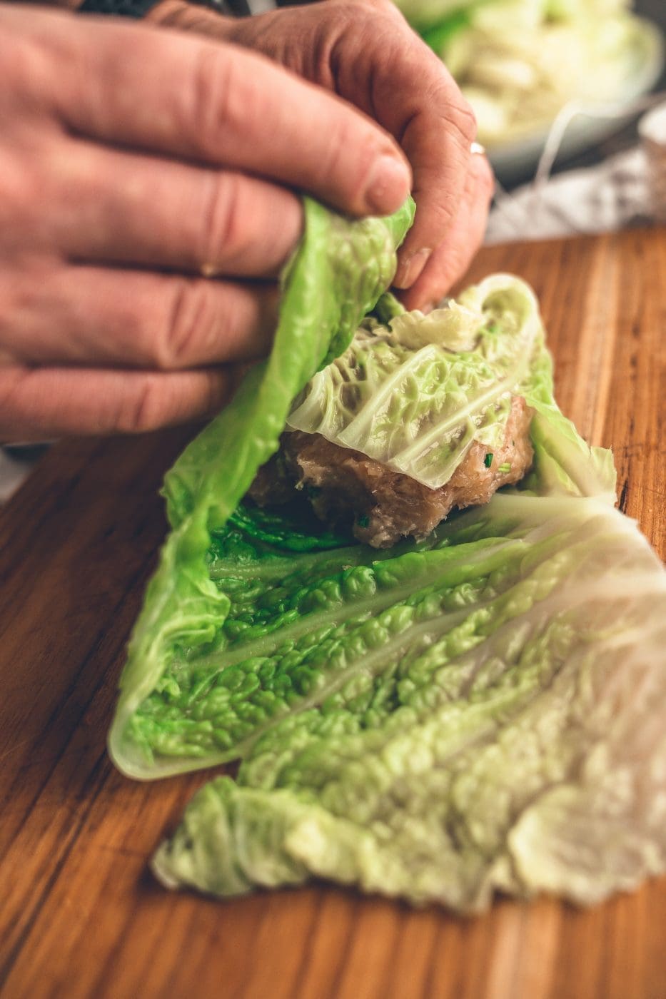 Rezept für eine wahnsinns Wirsingroualde vom Huhn . Eine leckere Kohroulade aus Wirsing und gefüllt mit Geflügelhackfleisch - perfekt bei fettärmerer Ernährung! #lowfat #hähnchen #soulfood #deftig #rezepte