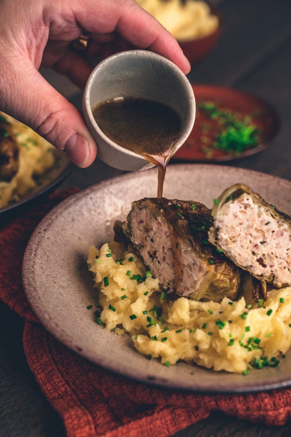 Rezept für eine wahnsinns Wirsingroualde vom Huhn . Eine leckere Kohroulade aus Wirsing und gefüllt mit Geflügelhackfleisch - perfekt bei fettärmerer Ernährung! #lowfat #hähnchen #soulfood #deftig #rezepte