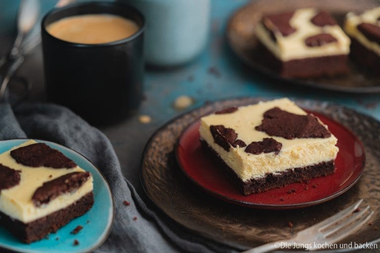 Russischer Zupfkuchen 1 | Wenn uns eine Sache verbindet, dann ist es der Sonntagnachmittag mit Kaffee, Kuchen und der Frage: „Wer schneidet an?“ Aus genau dieser Liebe ist über die Jahre eine ziemlich große Sammlung geworden – mal schnell vom Blech, mal sonntäglich aus der Springform, mal nach einem Rezept, das schon Oma Lore in ihrer Kölner Küche gebacken hat.