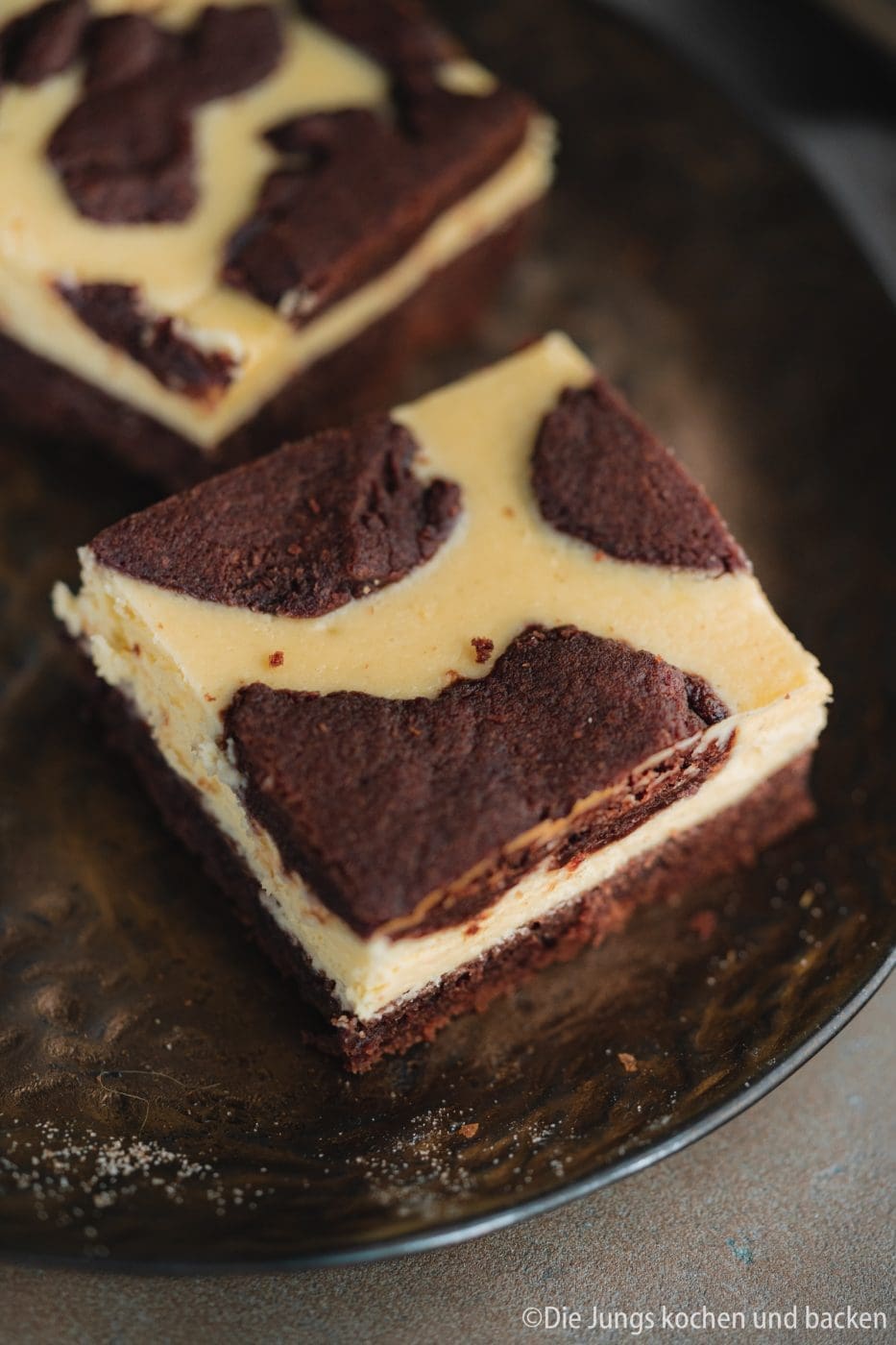 Russischer Zupfkuchen vom Blech 10 Russischer Zupfkuchen 10 | Wo kommen eigentlich die Bezeichnungen einiger Gebäcke her? Der russische Zupfkuchen steht auch schon ewig auf unserer Rezeptliste. Endlich haben wir, nach ein paar Fehlversuchen, ein passendes Rezept für diesen russischen Kuchenklassiker... aber Moment! Ist er das überhaupt? Dem wollen wir auf den Grund gehen. Und nachdem wir das Rätsel gelöst haben, gibt es dann unser Rezept für einen saftigen Russischen Zupfkuchen vom Blech für euch.