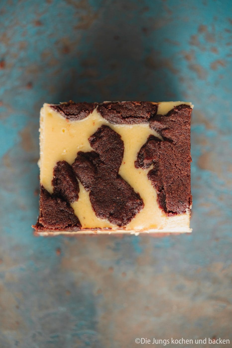 Russischer Zupfkuchen vom Blech 9 Russischer Zupfkuchen 11 | Wo kommen eigentlich die Bezeichnungen einiger Gebäcke her? Der russische Zupfkuchen steht auch schon ewig auf unserer Rezeptliste. Endlich haben wir, nach ein paar Fehlversuchen, ein passendes Rezept für diesen russischen Kuchenklassiker... aber Moment! Ist er das überhaupt? Dem wollen wir auf den Grund gehen. Und nachdem wir das Rätsel gelöst haben, gibt es dann unser Rezept für einen saftigen Russischen Zupfkuchen vom Blech für euch.