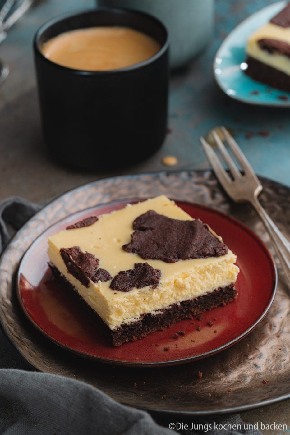 Russischer Zupfkuchen vom Blech 6 Russischer Zupfkuchen 3 | Wo kommen eigentlich die Bezeichnungen einiger Gebäcke her? Der russische Zupfkuchen steht auch schon ewig auf unserer Rezeptliste. Endlich haben wir, nach ein paar Fehlversuchen, ein passendes Rezept für diesen russischen Kuchenklassiker... aber Moment! Ist er das überhaupt? Dem wollen wir auf den Grund gehen. Und nachdem wir das Rätsel gelöst haben, gibt es dann unser Rezept für einen saftigen Russischen Zupfkuchen vom Blech für euch.