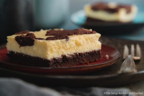 Russischer Zupfkuchen 5 | Wo kommen eigentlich die Bezeichnungen einiger Gebäcke her? Der russische Zupfkuchen steht auch schon ewig auf unserer Rezeptliste. Endlich haben wir, nach ein paar Fehlversuchen, ein passendes Rezept für diesen russischen Kuchenklassiker... aber Moment! Ist er das überhaupt? Dem wollen wir auf den Grund gehen. Und nachdem wir das Rätsel gelöst haben, gibt es dann unser Rezept für einen saftigen Russischen Zupfkuchen vom Blech für euch.