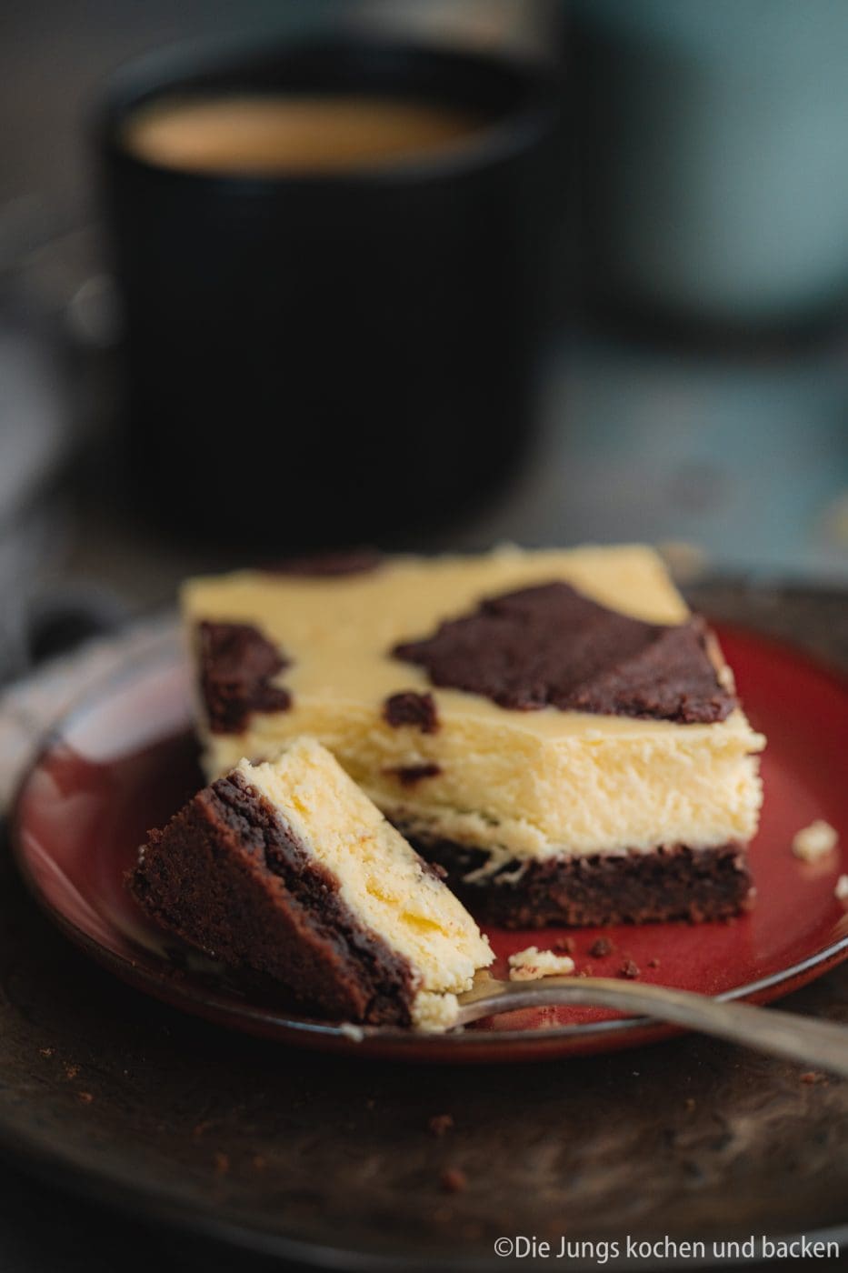 Russischer Zupfkuchen vom Blech 7 Russischer Zupfkuchen 8 | Wo kommen eigentlich die Bezeichnungen einiger Gebäcke her? Der russische Zupfkuchen steht auch schon ewig auf unserer Rezeptliste. Endlich haben wir, nach ein paar Fehlversuchen, ein passendes Rezept für diesen russischen Kuchenklassiker... aber Moment! Ist er das überhaupt? Dem wollen wir auf den Grund gehen. Und nachdem wir das Rätsel gelöst haben, gibt es dann unser Rezept für einen saftigen Russischen Zupfkuchen vom Blech für euch.