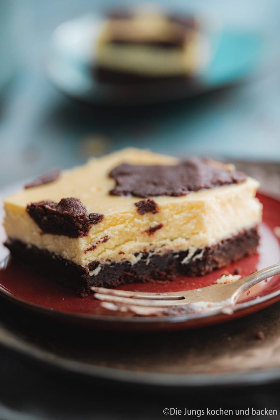 Russischer Zupfkuchen vom Blech 8 Russischer Zupfkuchen 9 | Wo kommen eigentlich die Bezeichnungen einiger Gebäcke her? Der russische Zupfkuchen steht auch schon ewig auf unserer Rezeptliste. Endlich haben wir, nach ein paar Fehlversuchen, ein passendes Rezept für diesen russischen Kuchenklassiker... aber Moment! Ist er das überhaupt? Dem wollen wir auf den Grund gehen. Und nachdem wir das Rätsel gelöst haben, gibt es dann unser Rezept für einen saftigen Russischen Zupfkuchen vom Blech für euch.