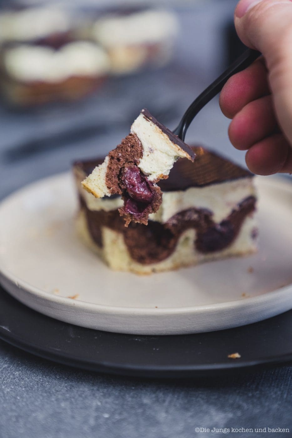 Donauwelle 2020 5 | Bei mir zu Hause heißt dieser Kuchen einfach „Monis Donauwelle“ nach meiner Mama. Der kommt immer auf den Geburtstagstisch ... saftig, süß, mit Schattenmorellen, Vanille-Puddingcreme und Schokoguss mit diesen markanten Wellen. Klingt nach ganz viel Aufwand? Keine Sorge mit etwas Planung und den richtigen Kniffen gelingt der Klassiker total entspannt. Ich verrate dir, wie du Pudding und Butter schön langsam vereinst, damit die Creme nicht gerinnt, und wie du den Schokoguss wackelig-dekorativ hinbekommst. Mehr Familienliebe auf dem Blech geht nicht.