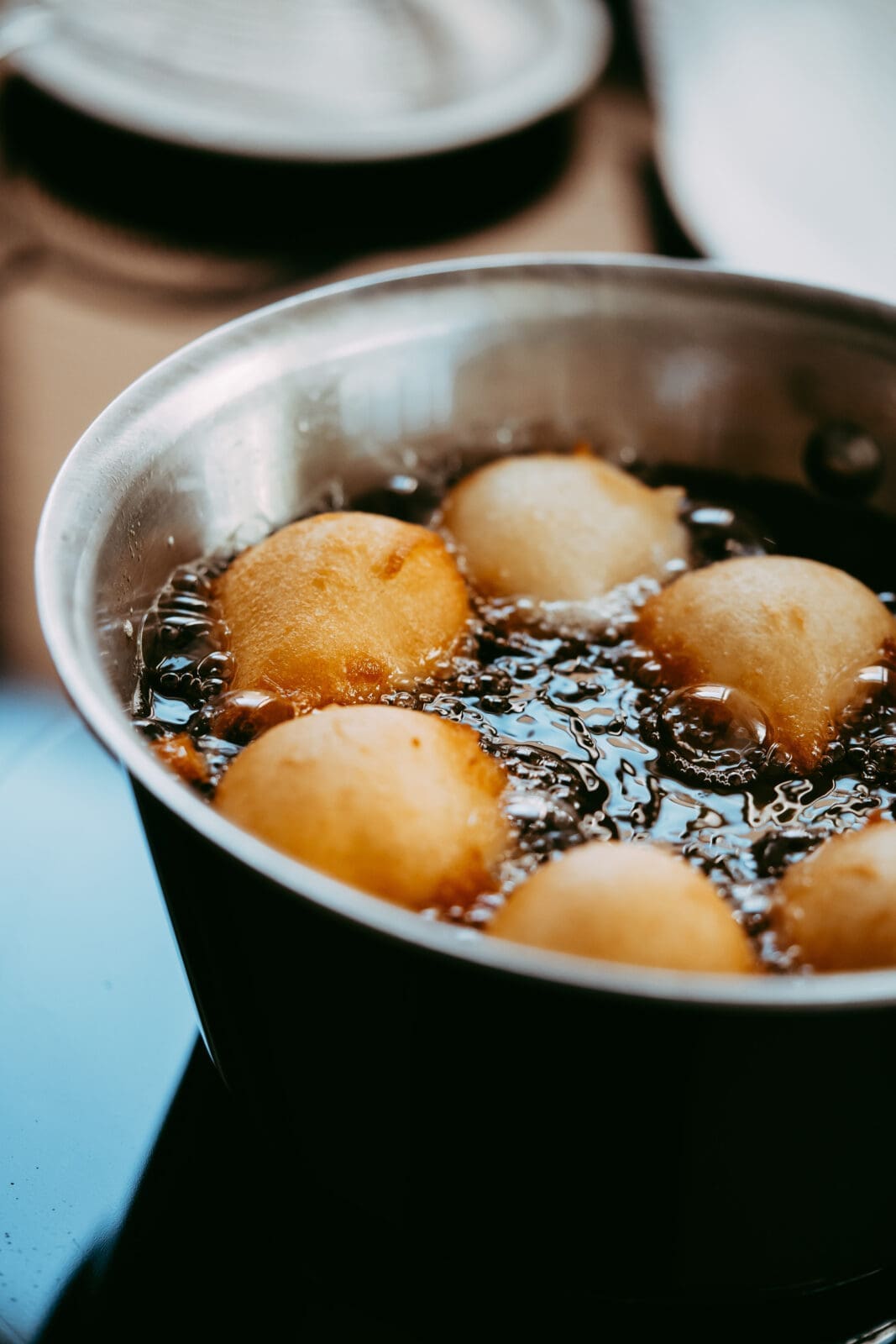 Maeuschen 23 1 | Jetzt, wo der Januar sich dem Ende neigt, kommt man in Kölle kaum noch um bunt kostümierte Jecken und mitreißende Karnevalslieder herum. Egal, ob ihr diese bunte Zeit Karneval, Fastnacht oder Fasching nennt – bevor die Fastenzeit startet, wird nochmal richtig geschlemmt. Krapfen, Schmalzgebäck und natürlich fluffige Quarkbällchen dürfen dabei nicht fehlen. In meiner Heimat Trier sind wir besonders stolz auf eine ganz spezielle Fastnachts-Leckerei: Mäuschen! Dieses traditionelle Gebäck ist ein Muss für alle, die die fünfte Jahreszeit mit einer Extraportion Süße feiern möchten. Also Mäuschen backen ist Pflicht ...