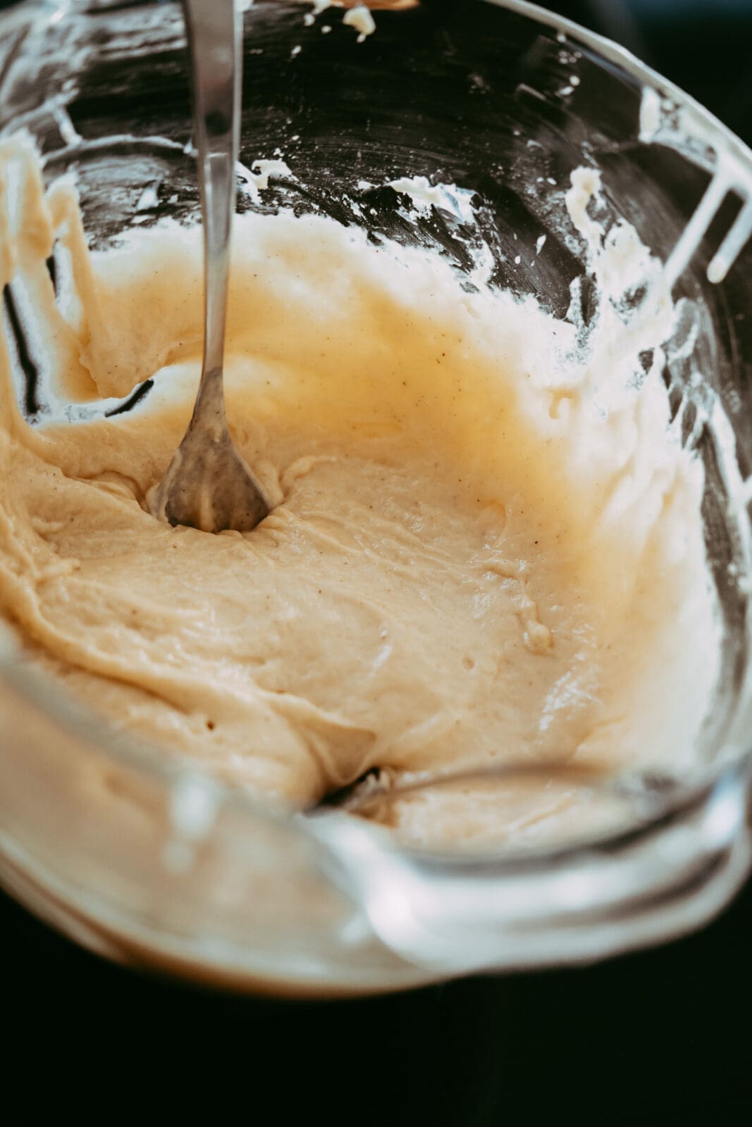 Maeuschen 23 2 | Jetzt, wo der Januar sich dem Ende neigt, kommt man in Kölle kaum noch um bunt kostümierte Jecken und mitreißende Karnevalslieder herum. Egal, ob ihr diese bunte Zeit Karneval, Fastnacht oder Fasching nennt – bevor die Fastenzeit startet, wird nochmal richtig geschlemmt. Krapfen, Schmalzgebäck und natürlich fluffige Quarkbällchen dürfen dabei nicht fehlen. In meiner Heimat Trier sind wir besonders stolz auf eine ganz spezielle Fastnachts-Leckerei: Mäuschen! Dieses traditionelle Gebäck ist ein Muss für alle, die die fünfte Jahreszeit mit einer Extraportion Süße feiern möchten. Also Mäuschen backen ist Pflicht ...