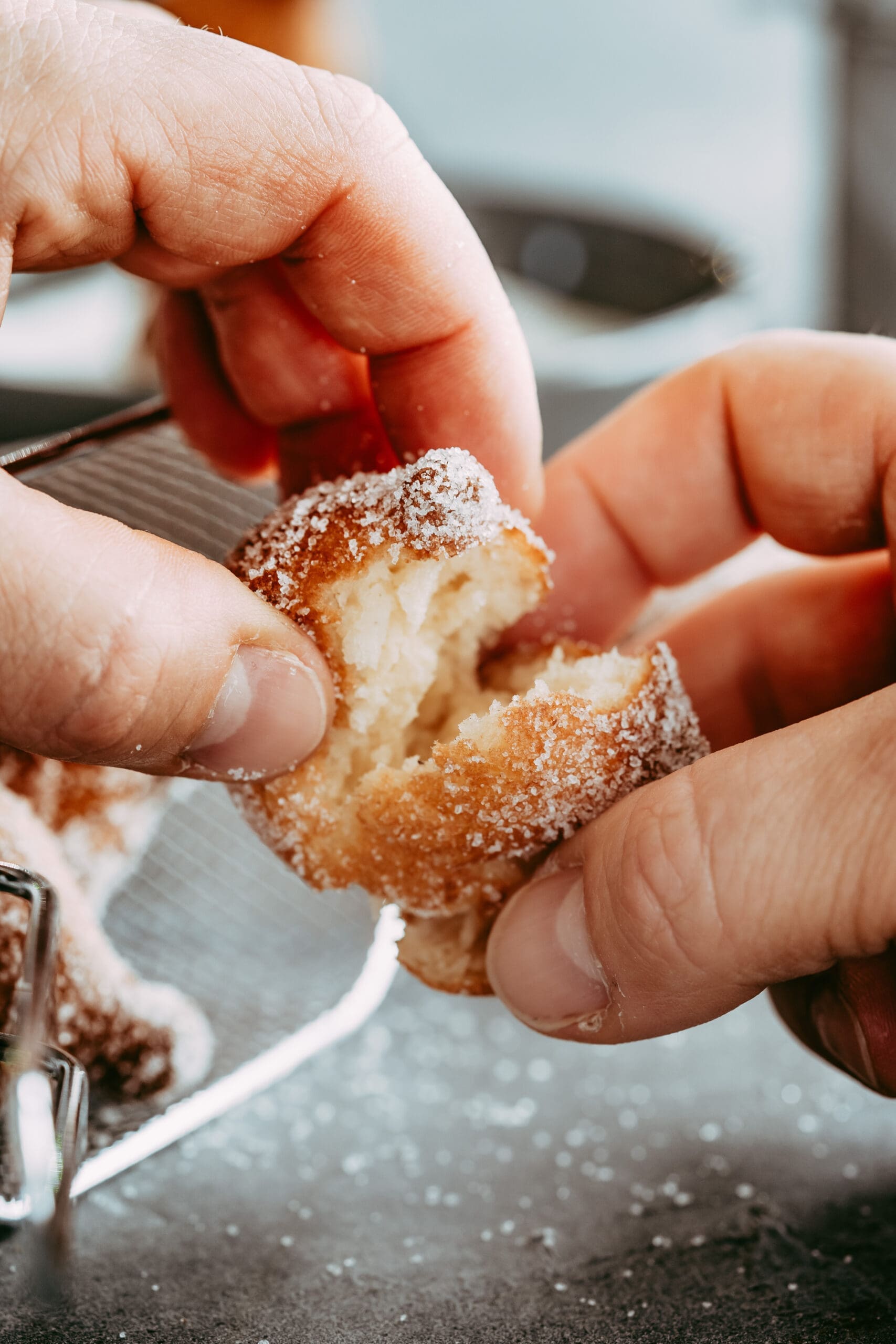 Maeuschen 23 5 scaled | Jetzt, wo der Januar sich dem Ende neigt, kommt man in Kölle kaum noch um bunt kostümierte Jecken und mitreißende Karnevalslieder herum. Egal, ob ihr diese bunte Zeit Karneval, Fastnacht oder Fasching nennt – bevor die Fastenzeit startet, wird nochmal richtig geschlemmt. Krapfen, Schmalzgebäck und natürlich fluffige Quarkbällchen dürfen dabei nicht fehlen. In meiner Heimat Trier sind wir besonders stolz auf eine ganz spezielle Fastnachts-Leckerei: Mäuschen! Dieses traditionelle Gebäck ist ein Muss für alle, die die fünfte Jahreszeit mit einer Extraportion Süße feiern möchten. Also Mäuschen backen ist Pflicht ...