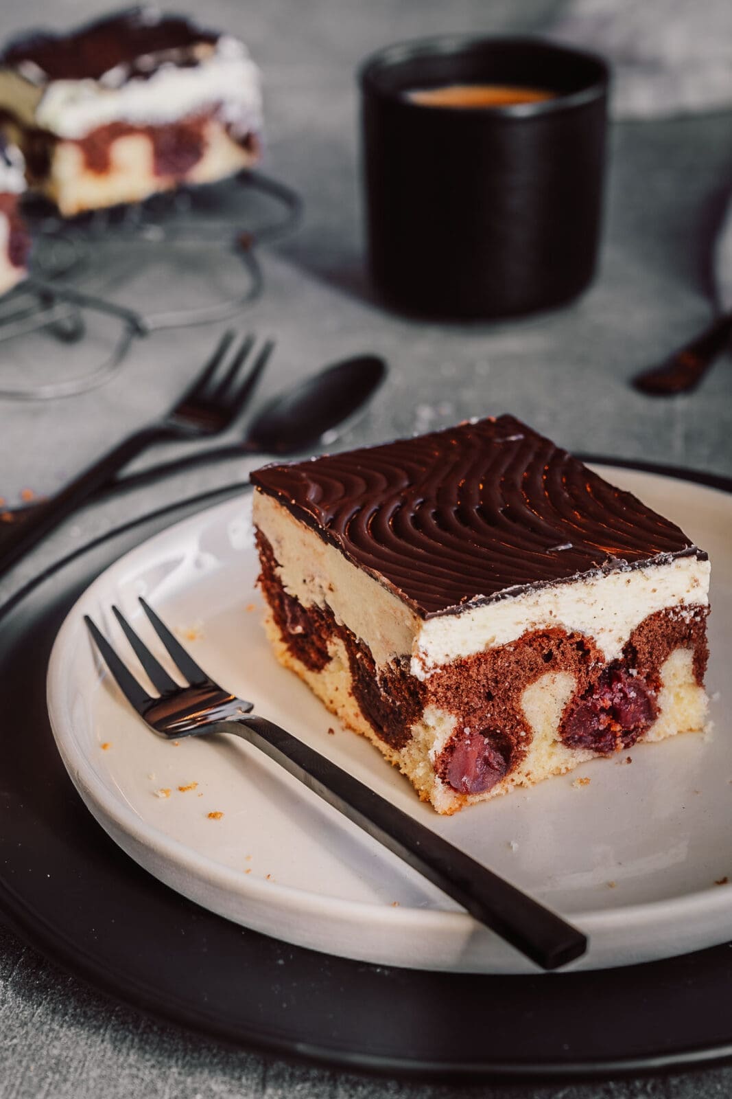 Mama Donauwelle 2 | Bei mir zu Hause heißt dieser Kuchen einfach „Monis Donauwelle“ nach meiner Mama. Der kommt immer auf den Geburtstagstisch ... saftig, süß, mit Schattenmorellen, Vanille-Puddingcreme und Schokoguss mit diesen markanten Wellen. Klingt nach ganz viel Aufwand? Keine Sorge mit etwas Planung und den richtigen Kniffen gelingt der Klassiker total entspannt. Ich verrate dir, wie du Pudding und Butter schön langsam vereinst, damit die Creme nicht gerinnt, und wie du den Schokoguss wackelig-dekorativ hinbekommst. Mehr Familienliebe auf dem Blech geht nicht.