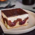 Mama Donauwelle 3 | Ihr steht regelmäßig ratlos vorm Backofen, weil Buttercreme oft zu süß, zu schwer oder einfach kompliziert ist? Mir ging’s genauso. Darum habe ich drei Buttercremes entwickelt, die easy gelingen, unterschiedlich schmecken und einfach Spaß machen. Ob puristisch-französisch, fluffig-leicht (Swiss Meringue) oder puddingbasiert und super­schnell: Für jede Torte und jede Laune ist was dabei. Deine Buttercreme wird endlich so, wie du sie dir wünschst: cremig, stabil, lecker und kein Rätsel mehr beim Dekorieren oder Füllen.