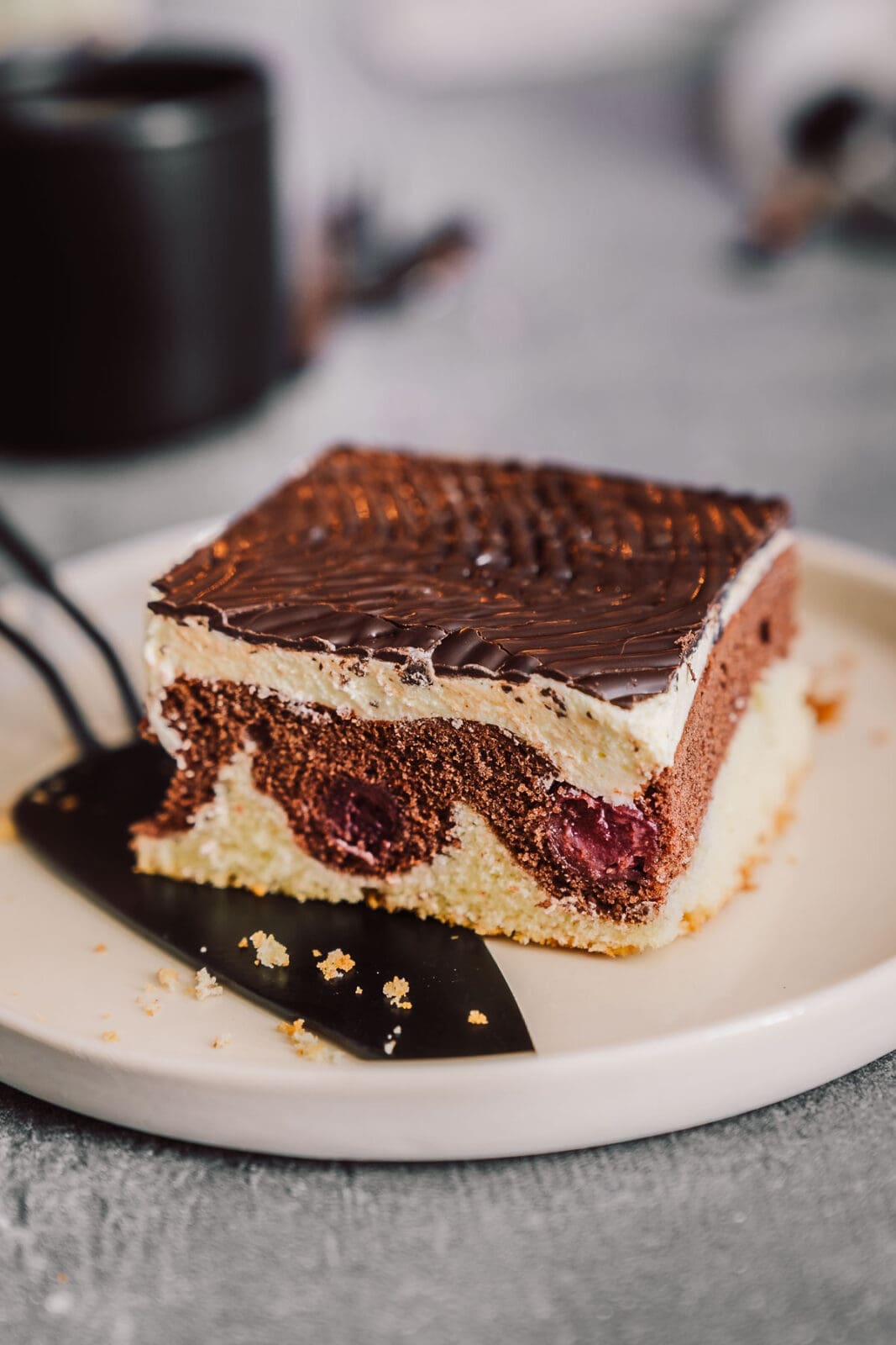 Mama Donauwelle 4 | Bei mir zu Hause heißt dieser Kuchen einfach „Monis Donauwelle“ nach meiner Mama. Der kommt immer auf den Geburtstagstisch ... saftig, süß, mit Schattenmorellen, Vanille-Puddingcreme und Schokoguss mit diesen markanten Wellen. Klingt nach ganz viel Aufwand? Keine Sorge mit etwas Planung und den richtigen Kniffen gelingt der Klassiker total entspannt. Ich verrate dir, wie du Pudding und Butter schön langsam vereinst, damit die Creme nicht gerinnt, und wie du den Schokoguss wackelig-dekorativ hinbekommst. Mehr Familienliebe auf dem Blech geht nicht.