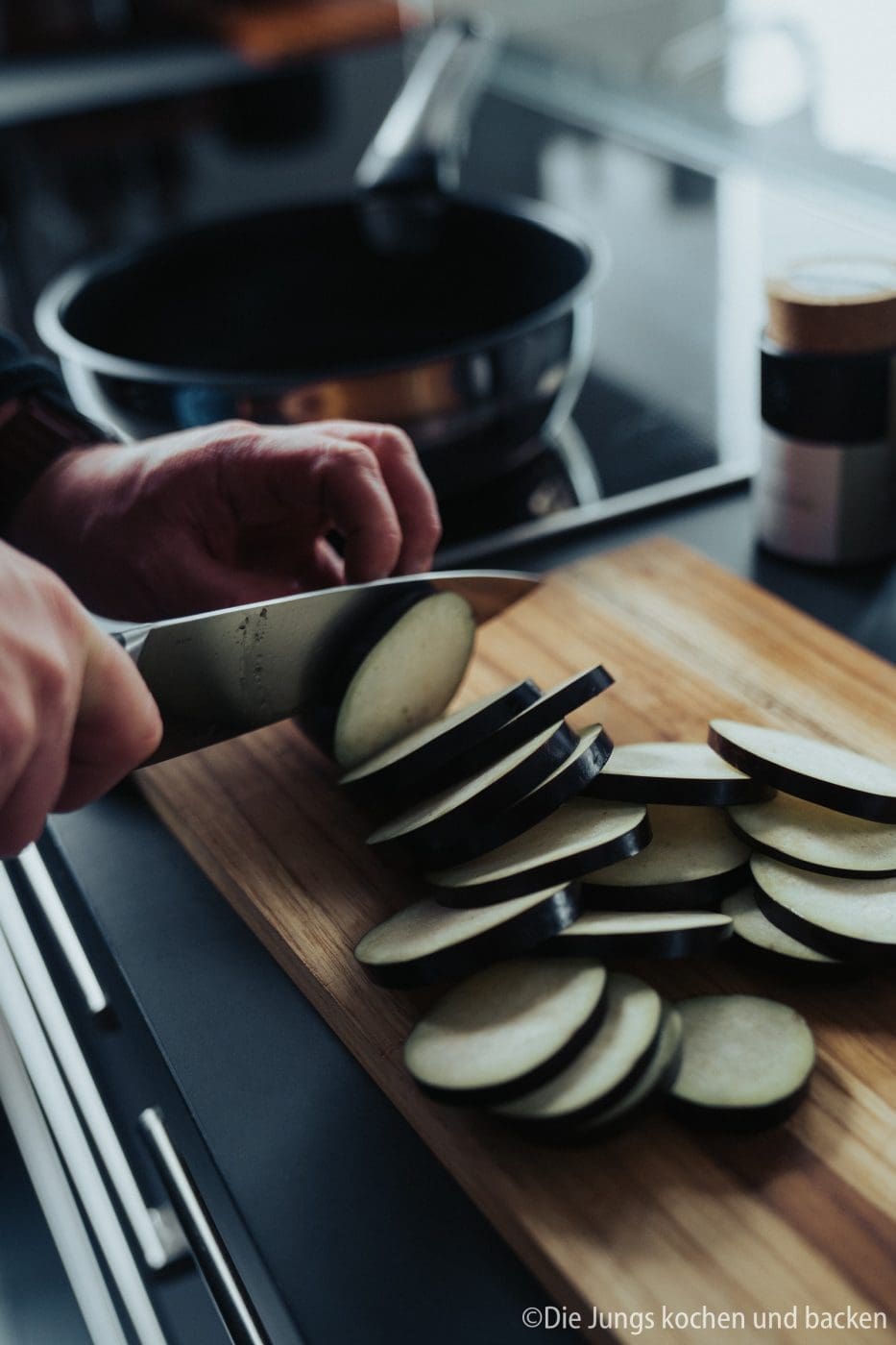 Überbackene Schweinemedaillons mit Aubergine 3 Überbackene Schweinemedaillons mit Aubergine, Käse und cremiger Sauce. Einfaches Ofengericht mit Schweinefilet für Familie und Gäste.