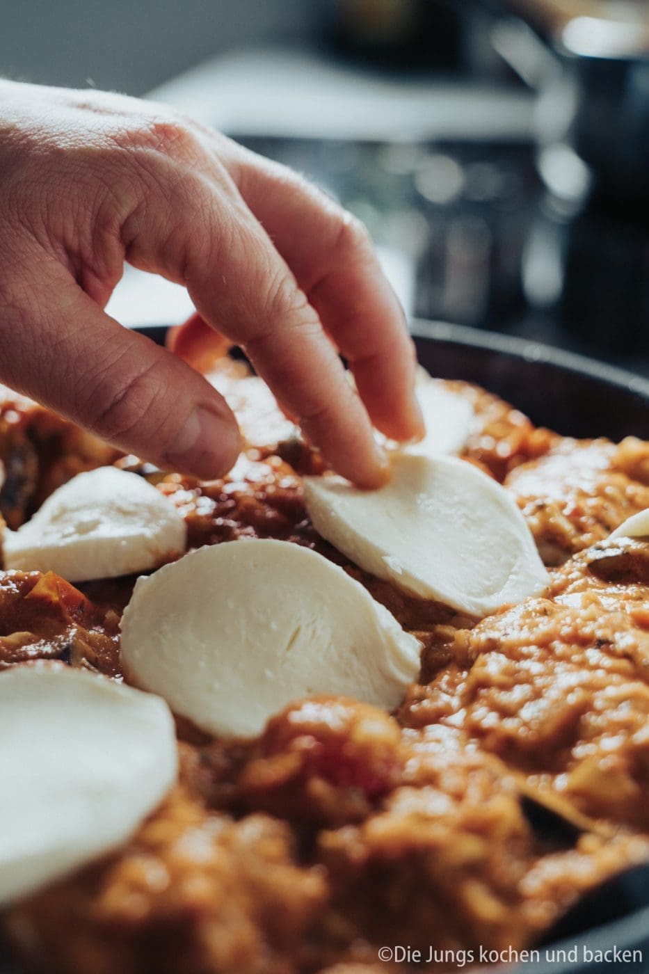 Überbackene Schweinemedaillons mit Aubergine 8 Überbackene Schweinemedaillons mit Aubergine, Käse und cremiger Sauce. Einfaches Ofengericht mit Schweinefilet für Familie und Gäste.