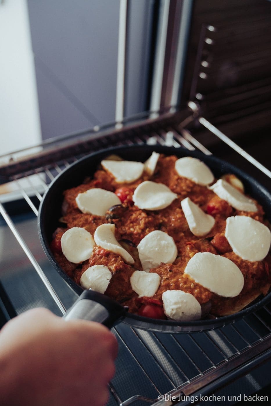 Überbackene Schweinemedaillons mit Aubergine 9 Überbackene Schweinemedaillons mit Aubergine, Käse und cremiger Sauce. Einfaches Ofengericht mit Schweinefilet für Familie und Gäste.