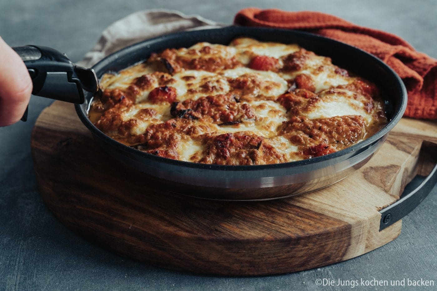 Überbackene Schweinemedaillons mit Aubergine 10 Überbackene Schweinemedaillons mit Aubergine, Käse und cremiger Sauce. Einfaches Ofengericht mit Schweinefilet für Familie und Gäste.