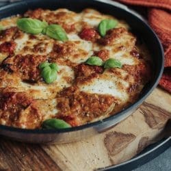 Überbackene Schweinemedaillons mit Aubergine, Käse und cremiger Sauce. Einfaches Ofengericht mit Schweinefilet für Familie und Gäste.