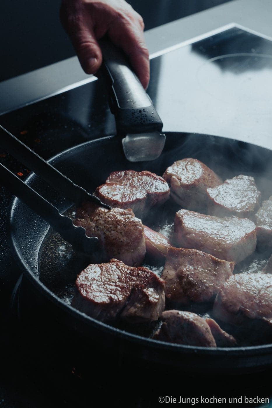 Überbackene Schweinemedaillons mit Aubergine 2 Überbackene Schweinemedaillons mit Aubergine, Käse und cremiger Sauce. Einfaches Ofengericht mit Schweinefilet für Familie und Gäste.